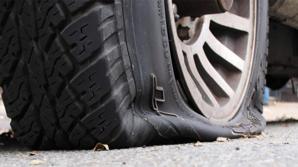 اگر هنگام رانندگی لاستیک خودرو ترکید چیکار کنیم؟