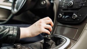 نگه‌ داشتن دست روی دسته‌ دنده